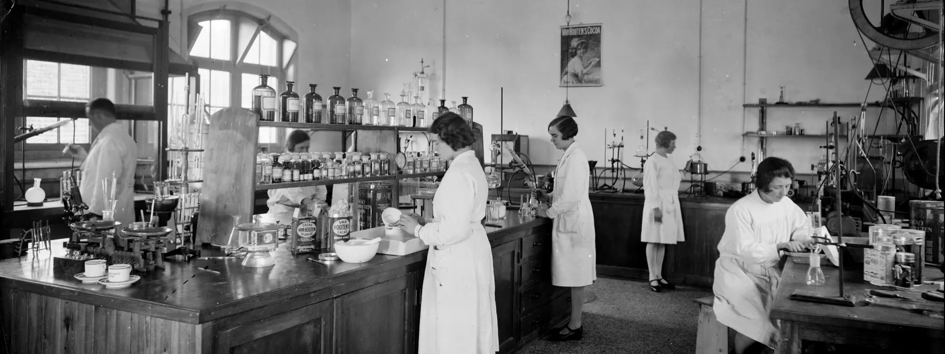 Vrouwen die werken in een laboratorium